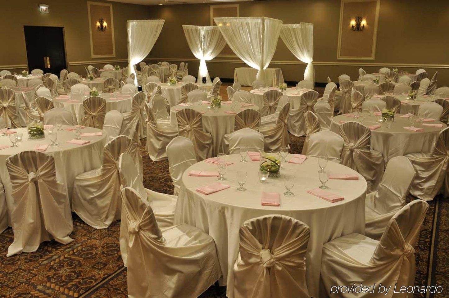 Ramada By Wyndham Southfield Hotel Restaurant photo