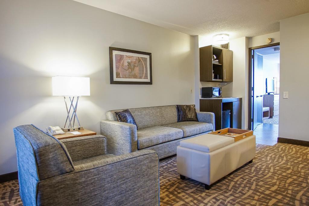 Ramada By Wyndham Southfield Hotel Exterior photo